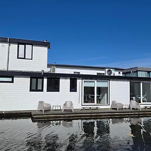 bnb-houseboat-the-new-lake-nieuwe-meer.ihotelsrotterdam.com/